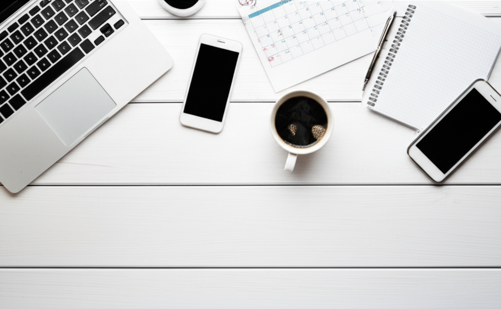 転職活動の準備に必要なアイテムが並ぶデスク