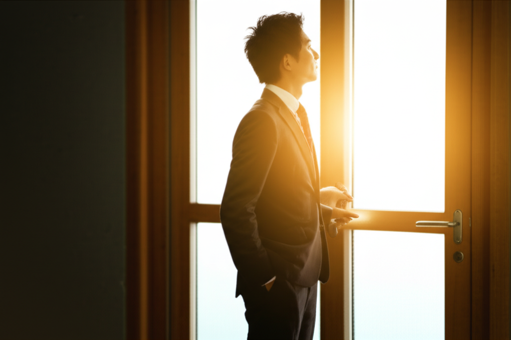 新しいキャリアの扉を開くビジネスパーソン